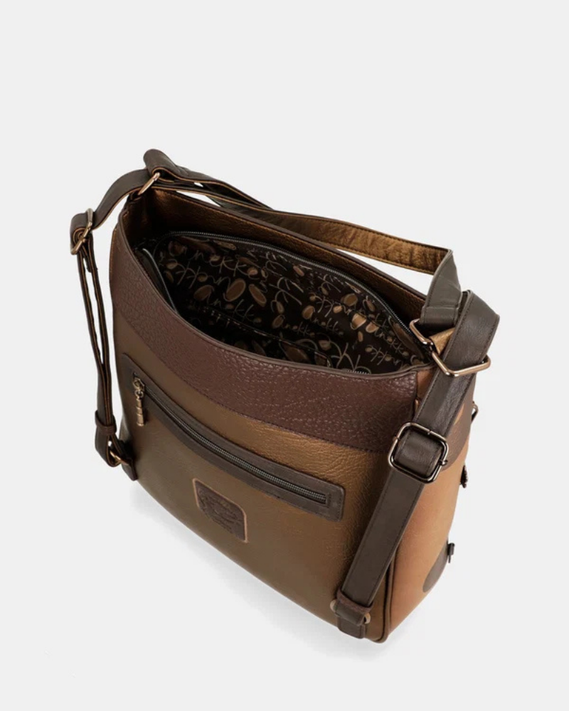 Esta é a peça perfeita para a mulher que valoriza versatilidade sem abrir mão do estilo.

Com um design bicolor que combina caramelo e castanho escuro, esta bolsa destaca-se pelos detalhes em relevo inspirados na coleção Voyage — motivos florais, silhuetas femininas e a inconfundível assinatura da marca gravada no material — conferindo-lhe uma personalidade única e intemporalmente sofisticada.