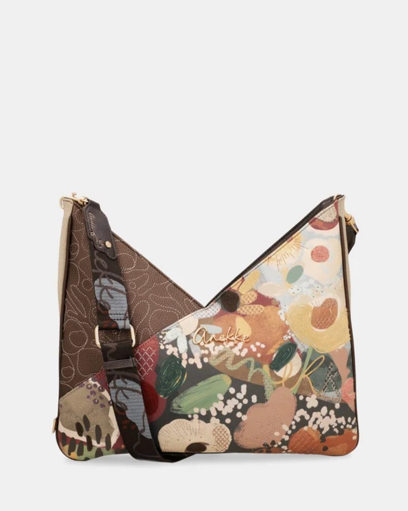 Uma carteira de ombro que celebra a cor, a arte e a liberdade numa peça de grande formato e impacto visual imediato.

O seu design em patchwork combina um painel em couro sintético castanho-escuro com bordado tonal em relevo — onde florescem motivos orgânicos e a silhueta inconfundível da personagem Anekke — com um segundo painel em impressão artística de inspiração botânica, com flores, frutos e manchas de cor em tons de laranja, verde, bege e bordô.