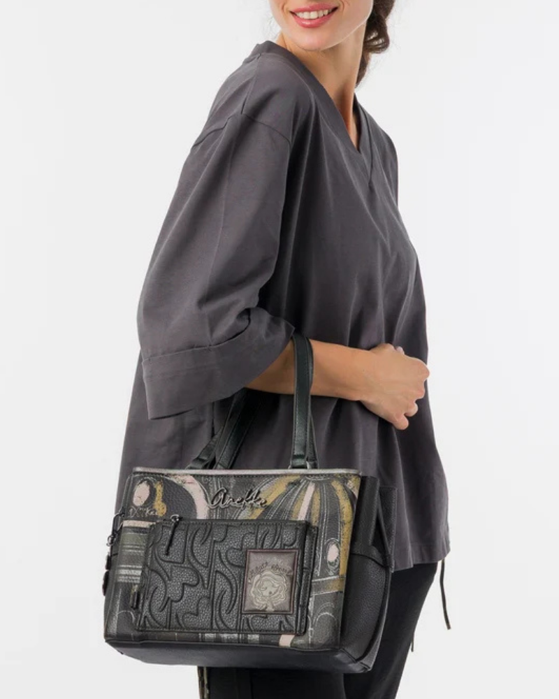 Esta carteira é uma peça de carácter forte e estética urbana, onde a arte e a música se fundem num design inconfundível.

O corpo da carteira apresenta uma combinação de painéis em relevo preto com motivos fluidos e orgânicos, intercalados com uma ilustração central de inspiração musical em tons de cinzento, bege e dourado envelhecido — evocando a grandiosidade de um teatro clássico.