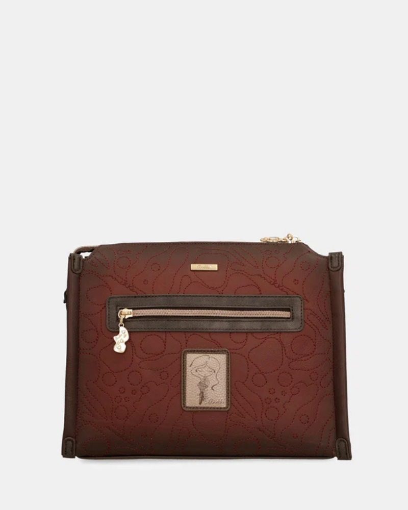 Esta carteira média de tiracolo é cheia de personalidade.

Apresenta um padrão artístico com cenas ilustradas em tons de verde, terracota, bege e bordô, emolduradas por um acabamento em couro sintético preto que lhe confere estrutura e elegância.
