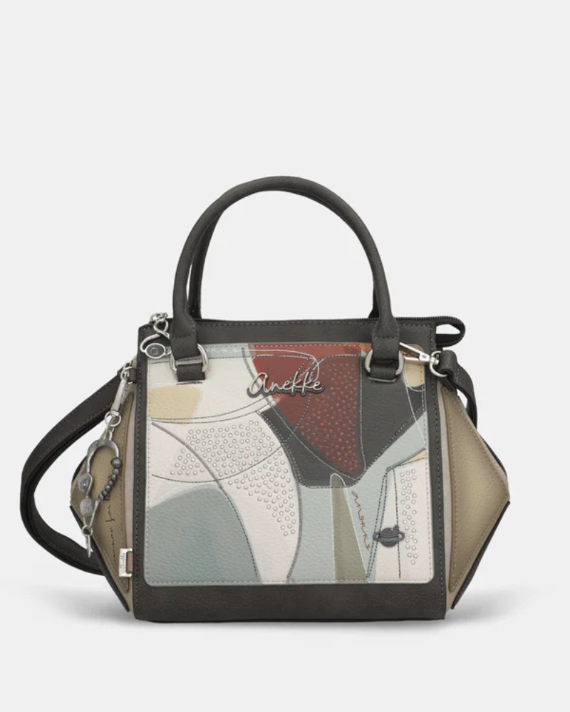 A carteira pequena Auralis é a peça statement que eleva qualquer look com a sua personalidade única.

Com um padrão geométrico abstrato que combina tons de verde escuro, bege, azul suave, castanho e detalhes em preto, esta carteira destaca-se pela sua estética arrojada e contemporânea. O design compacto mas estruturado oferece espaço suficiente para os essenciais do dia a dia, mantendo uma silhueta elegante e sofisticada.