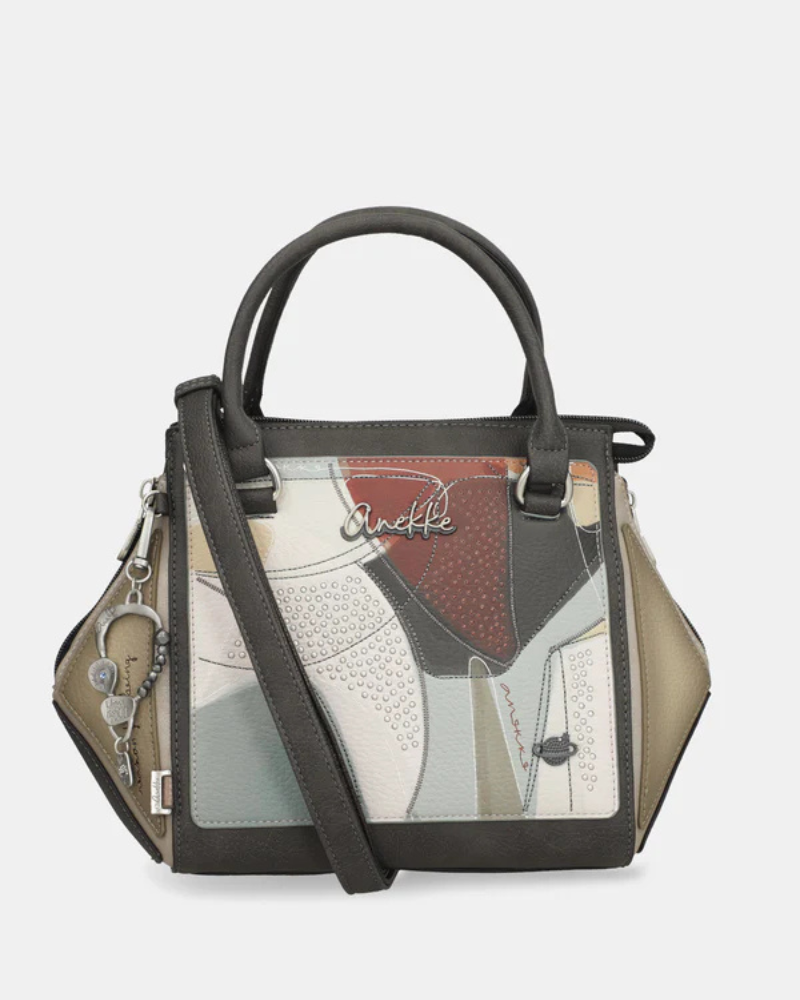 A carteira pequena Auralis é a peça statement que eleva qualquer look com a sua personalidade única.

Com um padrão geométrico abstrato que combina tons de verde escuro, bege, azul suave, castanho e detalhes em preto, esta carteira destaca-se pela sua estética arrojada e contemporânea. O design compacto mas estruturado oferece espaço suficiente para os essenciais do dia a dia, mantendo uma silhueta elegante e sofisticada.