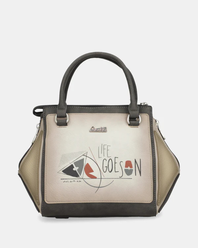 A carteira pequena Auralis é a peça statement que eleva qualquer look com a sua personalidade única.

Com um padrão geométrico abstrato que combina tons de verde escuro, bege, azul suave, castanho e detalhes em preto, esta carteira destaca-se pela sua estética arrojada e contemporânea. O design compacto mas estruturado oferece espaço suficiente para os essenciais do dia a dia, mantendo uma silhueta elegante e sofisticada.
