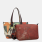 Esta carteira é muito mais do que uma carteira: é um conjunto reversível e modular que oferece duas personalidades num só produto.

A tote principal destaca-se pelo seu padrão artístico em tons de terracota, verde-musgo, laranja e creme, com formas abstratas e texturas em relevo que evocam uma pintura contemporânea. As asas duplas em castanho-escuro, os fechos e argolas em metal gunmetal e o pendente de chaves decorativo completam o design com um toque boémio e editorial.