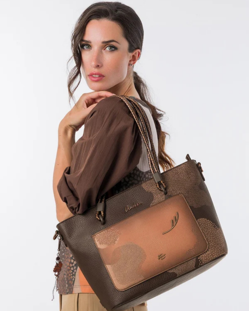 Sofisticada e cheia de personalidade, esta carteira é a escolha perfeita para a mulher que valoriza o estilo sem abdicar da praticidade.

Revestida num elegante tom castanho com apontamentos em cobre envelhecido, a sua textura trabalhada e o padrão floral gravado conferem-lhe um carácter único e inconfundível.