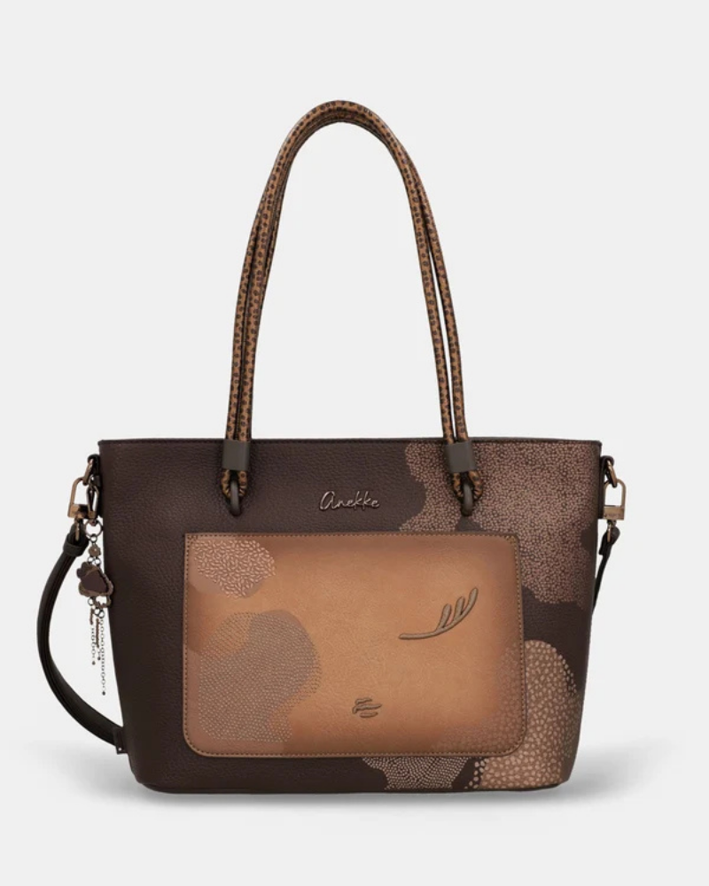 Sofisticada e cheia de personalidade, esta carteira é a escolha perfeita para a mulher que valoriza o estilo sem abdicar da praticidade.

Revestida num elegante tom castanho com apontamentos em cobre envelhecido, a sua textura trabalhada e o padrão floral gravado conferem-lhe um carácter único e inconfundível.