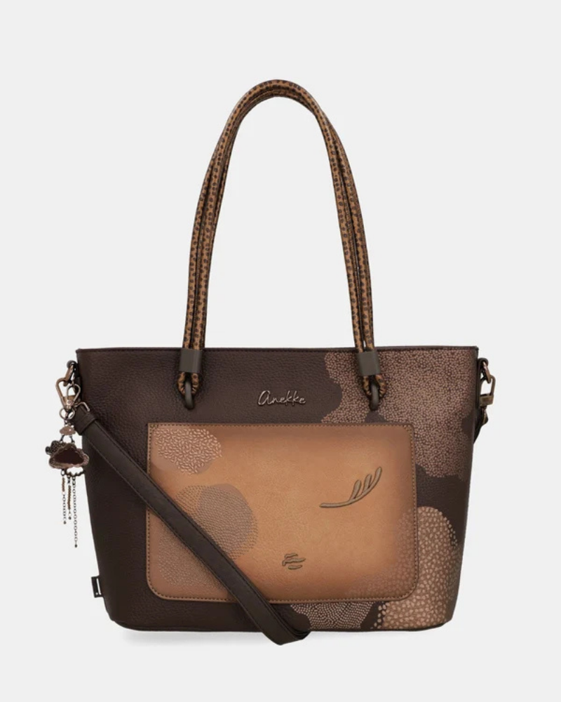 Sofisticada e cheia de personalidade, esta carteira é a escolha perfeita para a mulher que valoriza o estilo sem abdicar da praticidade.

Revestida num elegante tom castanho com apontamentos em cobre envelhecido, a sua textura trabalhada e o padrão floral gravado conferem-lhe um carácter único e inconfundível.