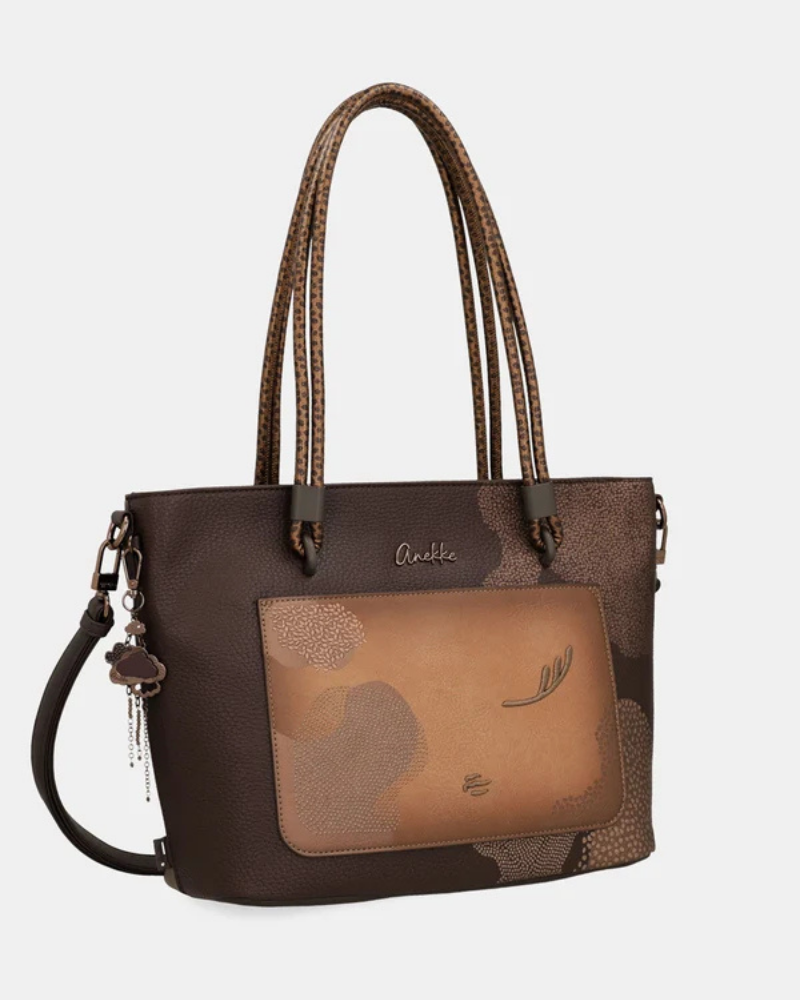 Sofisticada e cheia de personalidade, esta carteira é a escolha perfeita para a mulher que valoriza o estilo sem abdicar da praticidade.

Revestida num elegante tom castanho com apontamentos em cobre envelhecido, a sua textura trabalhada e o padrão floral gravado conferem-lhe um carácter único e inconfundível.