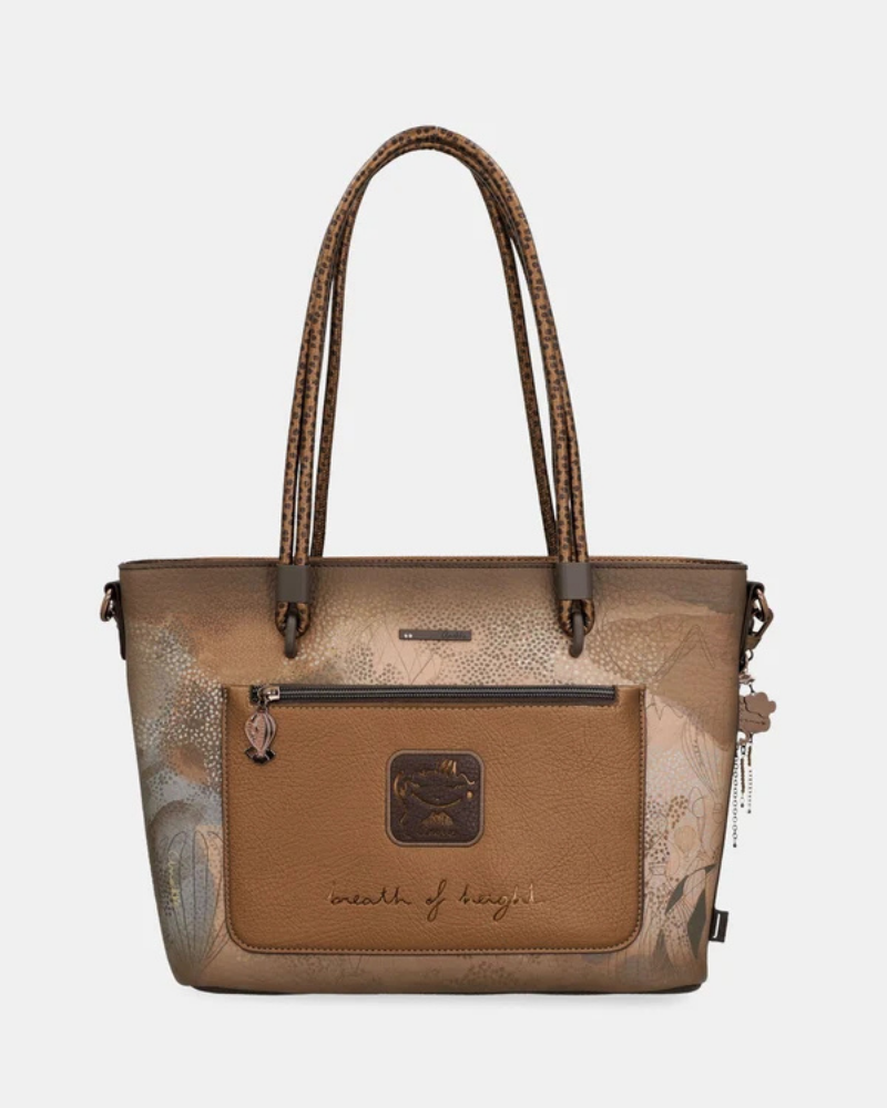 Sofisticada e cheia de personalidade, esta carteira é a escolha perfeita para a mulher que valoriza o estilo sem abdicar da praticidade.

Revestida num elegante tom castanho com apontamentos em cobre envelhecido, a sua textura trabalhada e o padrão floral gravado conferem-lhe um carácter único e inconfundível.