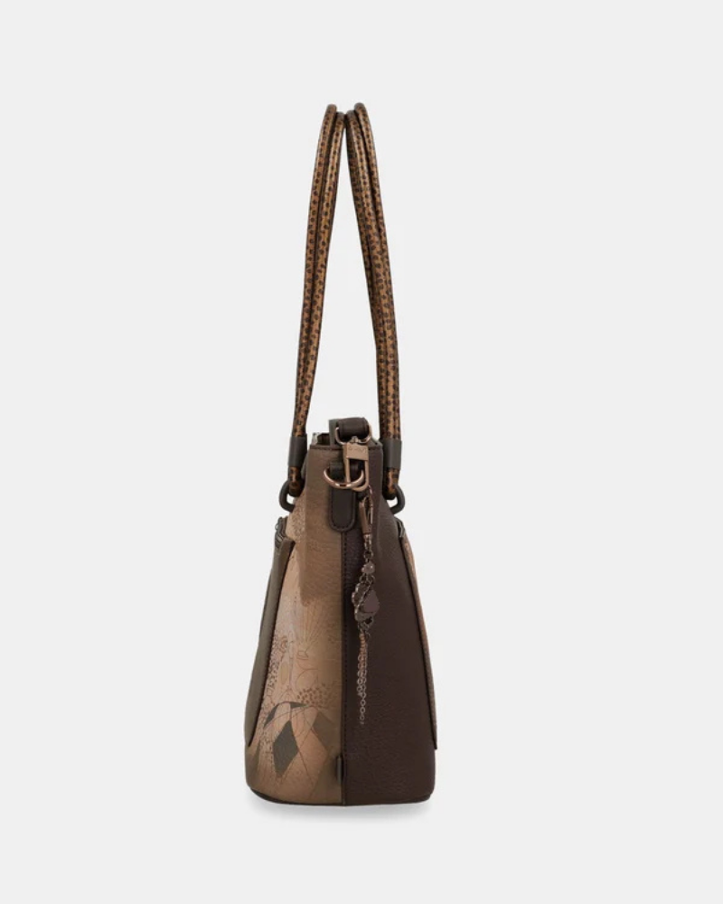 Sofisticada e cheia de personalidade, esta carteira é a escolha perfeita para a mulher que valoriza o estilo sem abdicar da praticidade.

Revestida num elegante tom castanho com apontamentos em cobre envelhecido, a sua textura trabalhada e o padrão floral gravado conferem-lhe um carácter único e inconfundível.