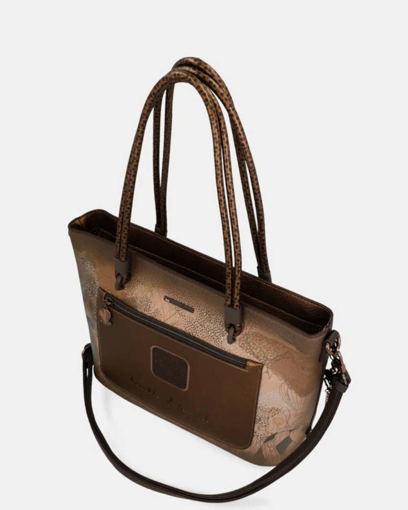 Sofisticada e cheia de personalidade, esta carteira é a escolha perfeita para a mulher que valoriza o estilo sem abdicar da praticidade.

Revestida num elegante tom castanho com apontamentos em cobre envelhecido, a sua textura trabalhada e o padrão floral gravado conferem-lhe um carácter único e inconfundível.