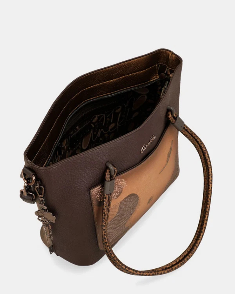 Sofisticada e cheia de personalidade, esta carteira é a escolha perfeita para a mulher que valoriza o estilo sem abdicar da praticidade.

Revestida num elegante tom castanho com apontamentos em cobre envelhecido, a sua textura trabalhada e o padrão floral gravado conferem-lhe um carácter único e inconfundível.