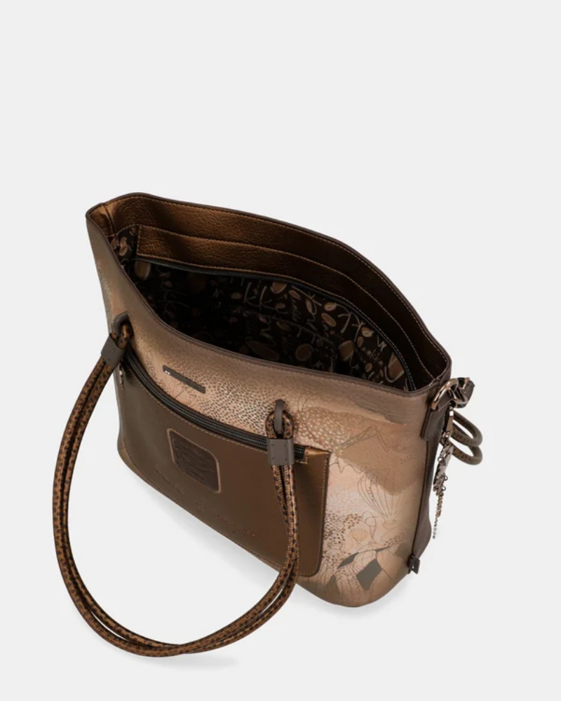 Sofisticada e cheia de personalidade, esta carteira é a escolha perfeita para a mulher que valoriza o estilo sem abdicar da praticidade.

Revestida num elegante tom castanho com apontamentos em cobre envelhecido, a sua textura trabalhada e o padrão floral gravado conferem-lhe um carácter único e inconfundível.