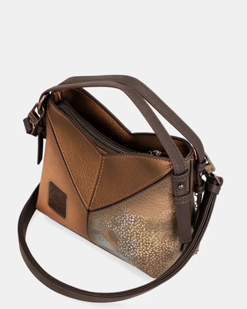 Uma carteira de carácter aventureiro e acabamento sofisticado.

Construída em patchwork de materiais sintéticos com diferentes texturas — grão fino, superfície metálica em cobre envelhecido e painel com estampado pontilhado iridescente —, esta mala de mão combina profundidade visual com uma silhueta estruturada e geométrica.