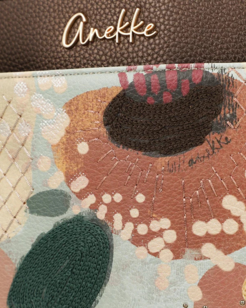 Uma celebração da natureza em forma de acessório.

O painel frontal apresenta uma ilustração botânica exuberante, com flores, folhas e formas orgânicas em tons de terracota, verde musgo, bege e coral, num estilo artístico que evoca jardins em plena floração.

A estrutura compacta e rectangular, com aba frontal e fecho de pressão dourado, é revestida em material sintético com base em verde acinzentado que ancora a composição sem competir com o estampado.