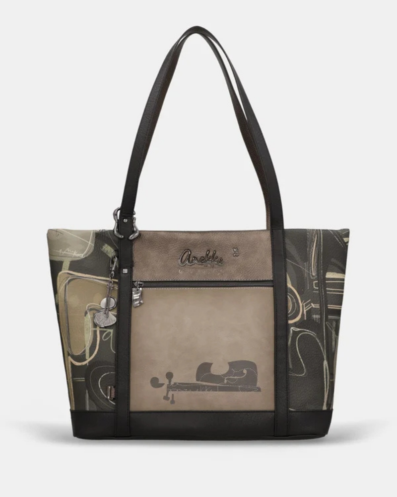 Minimalista na forma, marcante no detalhe — esta carteira da coleção Melody, é uma declaração de estilo para a mulher urbana e moderna.

O seu design translúcido com padrão gráfico gravado em tons de preto e caqui cria um efeito visual único, onde a transparência se combina com estrutura e elegância.