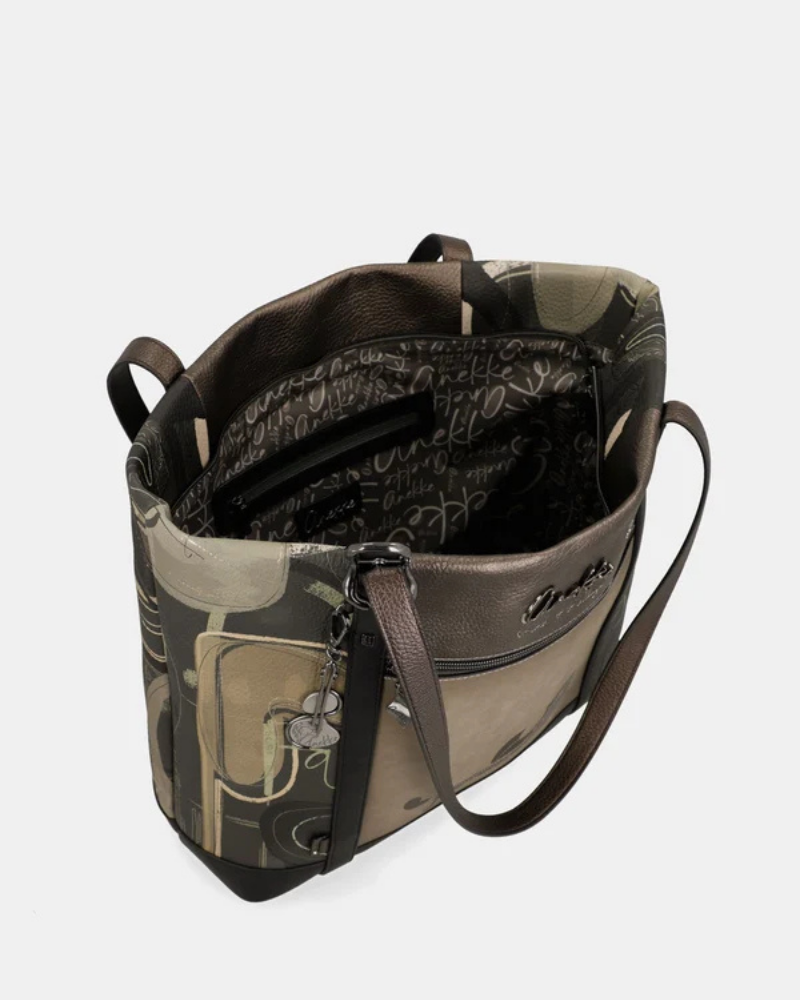 Minimalista na forma, marcante no detalhe — esta carteira da coleção Melody, é uma declaração de estilo para a mulher urbana e moderna.

O seu design translúcido com padrão gráfico gravado em tons de preto e caqui cria um efeito visual único, onde a transparência se combina com estrutura e elegância.