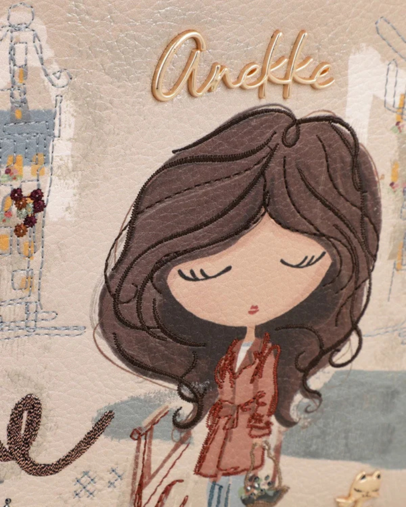 Esta carteira é a companheira perfeita para o dia a dia de quem não abdica do estilo.

Com um design compacto e funcional, apresenta a icónica ilustração da personagem Anekke acompanhada da mensagem "time to bloom"— um convite à leveza e à descoberta. A textura exterior em efeito rattan confere-lhe um toque artesanal e contemporâneo, enquanto o bolso frontal com fecho de correr garante acesso rápido ao essencial.
