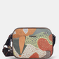 Esta carteira é uma declaração de estilo para quem não tem medo da cor.

Com um padrão artístico e vibrante que mistura formas geométricas, texturas e tons terrosos com toques de verde, vermelho e bege, esta carteira é uma peça que se destaca por si só — mesmo quando o resto do look é simples. Com dimensões generosas oferece espaço suficiente para o essencial do dia a dia, sem perder a leveza de uma carteira de tiracolo. 