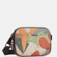 Esta carteira é uma declaração de estilo para quem não tem medo da cor.

Com um padrão artístico e vibrante que mistura formas geométricas, texturas e tons terrosos com toques de verde, vermelho e bege, esta carteira é uma peça que se destaca por si só — mesmo quando o resto do look é simples. Com dimensões generosas oferece espaço suficiente para o essencial do dia a dia, sem perder a leveza de uma carteira de tiracolo. 