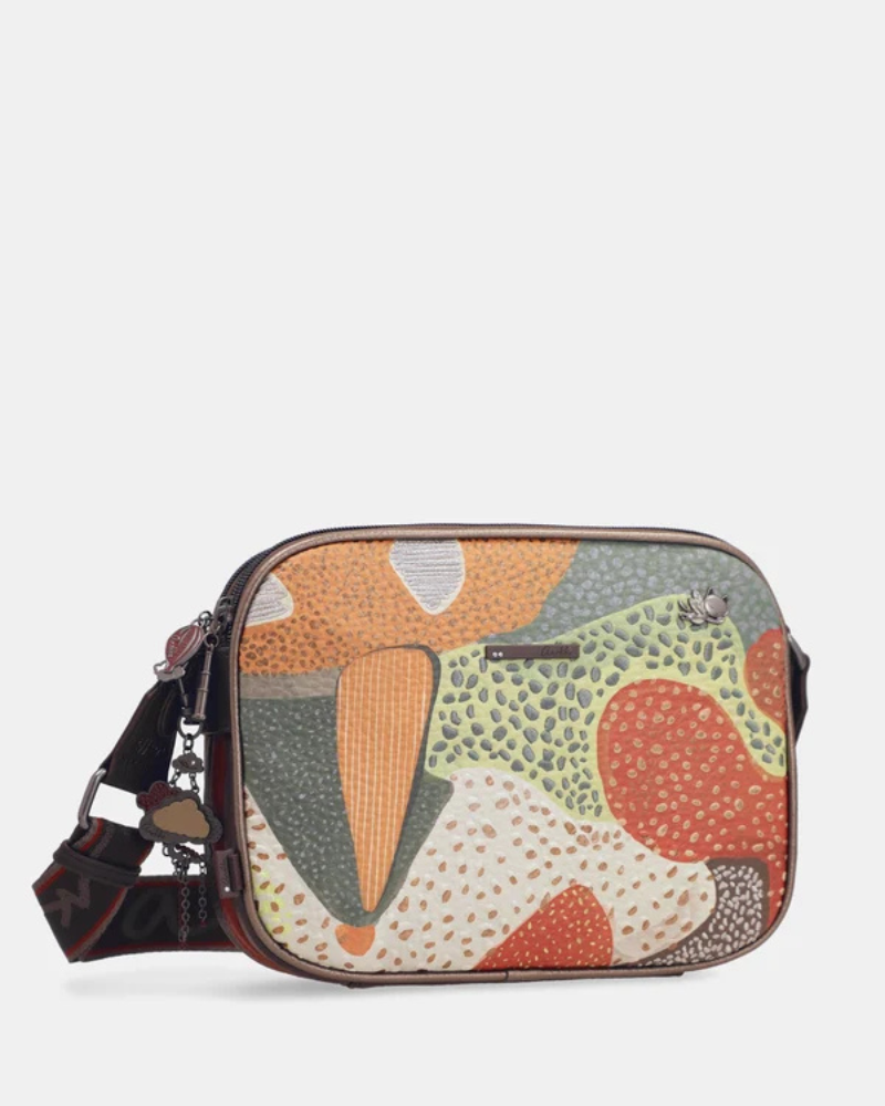 Esta carteira é uma declaração de estilo para quem não tem medo da cor.

Com um padrão artístico e vibrante que mistura formas geométricas, texturas e tons terrosos com toques de verde, vermelho e bege, esta carteira é uma peça que se destaca por si só — mesmo quando o resto do look é simples. Com dimensões generosas oferece espaço suficiente para o essencial do dia a dia, sem perder a leveza de uma carteira de tiracolo. 