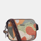 Esta carteira é uma declaração de estilo para quem não tem medo da cor.

Com um padrão artístico e vibrante que mistura formas geométricas, texturas e tons terrosos com toques de verde, vermelho e bege, esta carteira é uma peça que se destaca por si só — mesmo quando o resto do look é simples. Com dimensões generosas oferece espaço suficiente para o essencial do dia a dia, sem perder a leveza de uma carteira de tiracolo. 