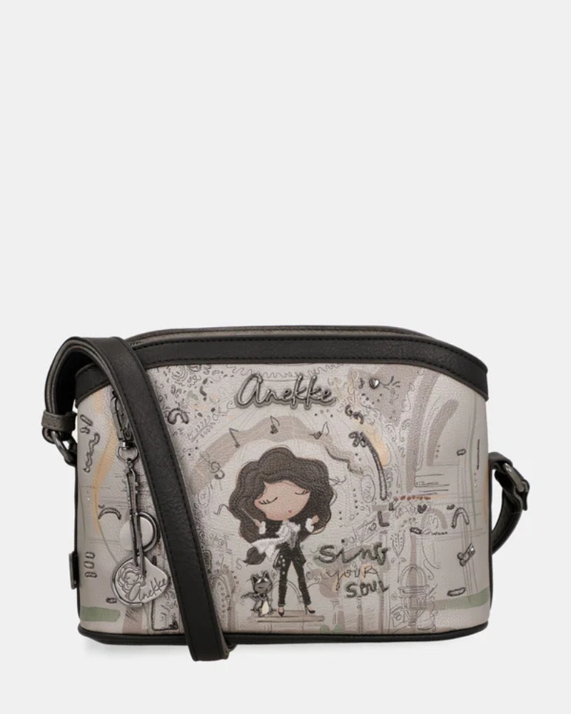 A carteira Orchestra é uma peça que celebra a música e a arte com um toque de poesia urbana.

De formato retangular e estruturado, apresenta um corpo em tons cinza e preto com acabamentos em pele sintética de alta qualidade. A parte frontal é dominada pela ilustração exclusiva da personagem Anekke numa cena musical — rodeada de notas, instrumentos e a frase "Sing Your Soul" —, tornando esta carteira numa verdadeira obra de arte portátil.