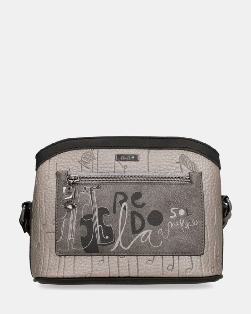 A carteira Orchestra é uma peça que celebra a música e a arte com um toque de poesia urbana.

De formato retangular e estruturado, apresenta um corpo em tons cinza e preto com acabamentos em pele sintética de alta qualidade. A parte frontal é dominada pela ilustração exclusiva da personagem Anekke numa cena musical — rodeada de notas, instrumentos e a frase "Sing Your Soul" —, tornando esta carteira numa verdadeira obra de arte portátil.