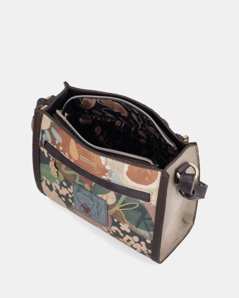 Esta carteira é a escolha perfeita para quem quer aliar estilo e funcionalidade no dia a dia.

Com um design compacto e estruturado, esta carteira de ombro apresenta um acabamento em tons bege e castanho, com detalhes em pele sintética que lhe conferem um toque sofisticado. A parte frontal destaca-se pela ilustração exclusiva da personagem Anekke, numa composição com elementos narrativos que tornam cada peça verdadeiramente única.