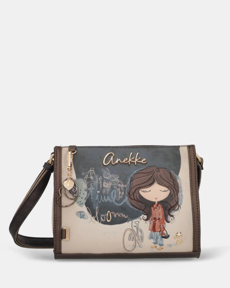 Esta carteira é a escolha perfeita para quem quer aliar estilo e funcionalidade no dia a dia.

Com um design compacto e estruturado, esta carteira de ombro apresenta um acabamento em tons bege e castanho, com detalhes em pele sintética que lhe conferem um toque sofisticado. A parte frontal destaca-se pela ilustração exclusiva da personagem Anekke, numa composição com elementos narrativos que tornam cada peça verdadeiramente única.