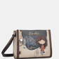 Esta carteira é a escolha perfeita para quem quer aliar estilo e funcionalidade no dia a dia.

Com um design compacto e estruturado, esta carteira de ombro apresenta um acabamento em tons bege e castanho, com detalhes em pele sintética que lhe conferem um toque sofisticado. A parte frontal destaca-se pela ilustração exclusiva da personagem Anekke, numa composição com elementos narrativos que tornam cada peça verdadeiramente única.