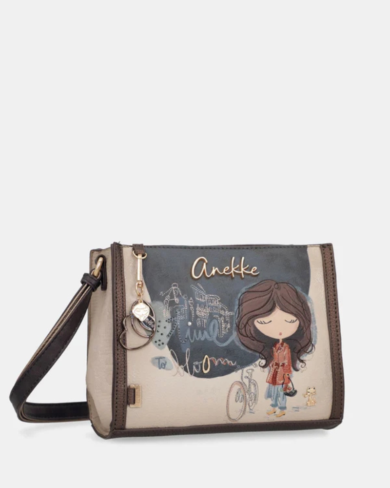 Esta carteira é a escolha perfeita para quem quer aliar estilo e funcionalidade no dia a dia.

Com um design compacto e estruturado, esta carteira de ombro apresenta um acabamento em tons bege e castanho, com detalhes em pele sintética que lhe conferem um toque sofisticado. A parte frontal destaca-se pela ilustração exclusiva da personagem Anekke, numa composição com elementos narrativos que tornam cada peça verdadeiramente única.