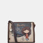 Esta carteira é a escolha perfeita para quem quer aliar estilo e funcionalidade no dia a dia.

Com um design compacto e estruturado, esta carteira de ombro apresenta um acabamento em tons bege e castanho, com detalhes em pele sintética que lhe conferem um toque sofisticado. A parte frontal destaca-se pela ilustração exclusiva da personagem Anekke, numa composição com elementos narrativos que tornam cada peça verdadeiramente única.