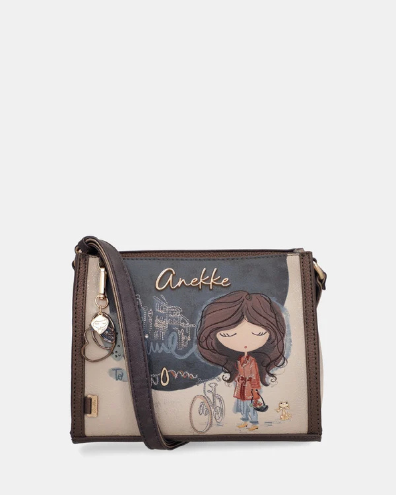 Esta carteira é a escolha perfeita para quem quer aliar estilo e funcionalidade no dia a dia.

Com um design compacto e estruturado, esta carteira de ombro apresenta um acabamento em tons bege e castanho, com detalhes em pele sintética que lhe conferem um toque sofisticado. A parte frontal destaca-se pela ilustração exclusiva da personagem Anekke, numa composição com elementos narrativos que tornam cada peça verdadeiramente única.