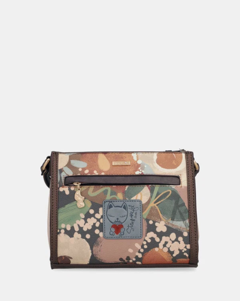 Esta carteira é a escolha perfeita para quem quer aliar estilo e funcionalidade no dia a dia.

Com um design compacto e estruturado, esta carteira de ombro apresenta um acabamento em tons bege e castanho, com detalhes em pele sintética que lhe conferem um toque sofisticado. A parte frontal destaca-se pela ilustração exclusiva da personagem Anekke, numa composição com elementos narrativos que tornam cada peça verdadeiramente única.