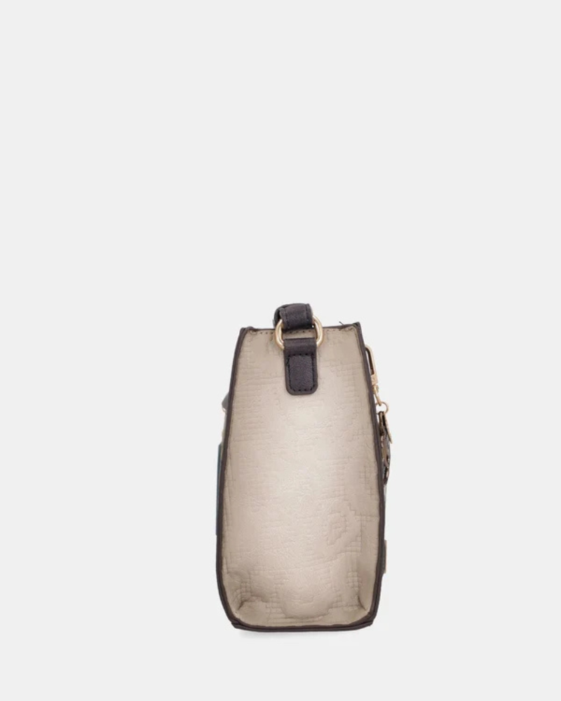 Esta carteira é a escolha perfeita para quem quer aliar estilo e funcionalidade no dia a dia.

Com um design compacto e estruturado, esta carteira de ombro apresenta um acabamento em tons bege e castanho, com detalhes em pele sintética que lhe conferem um toque sofisticado. A parte frontal destaca-se pela ilustração exclusiva da personagem Anekke, numa composição com elementos narrativos que tornam cada peça verdadeiramente única.