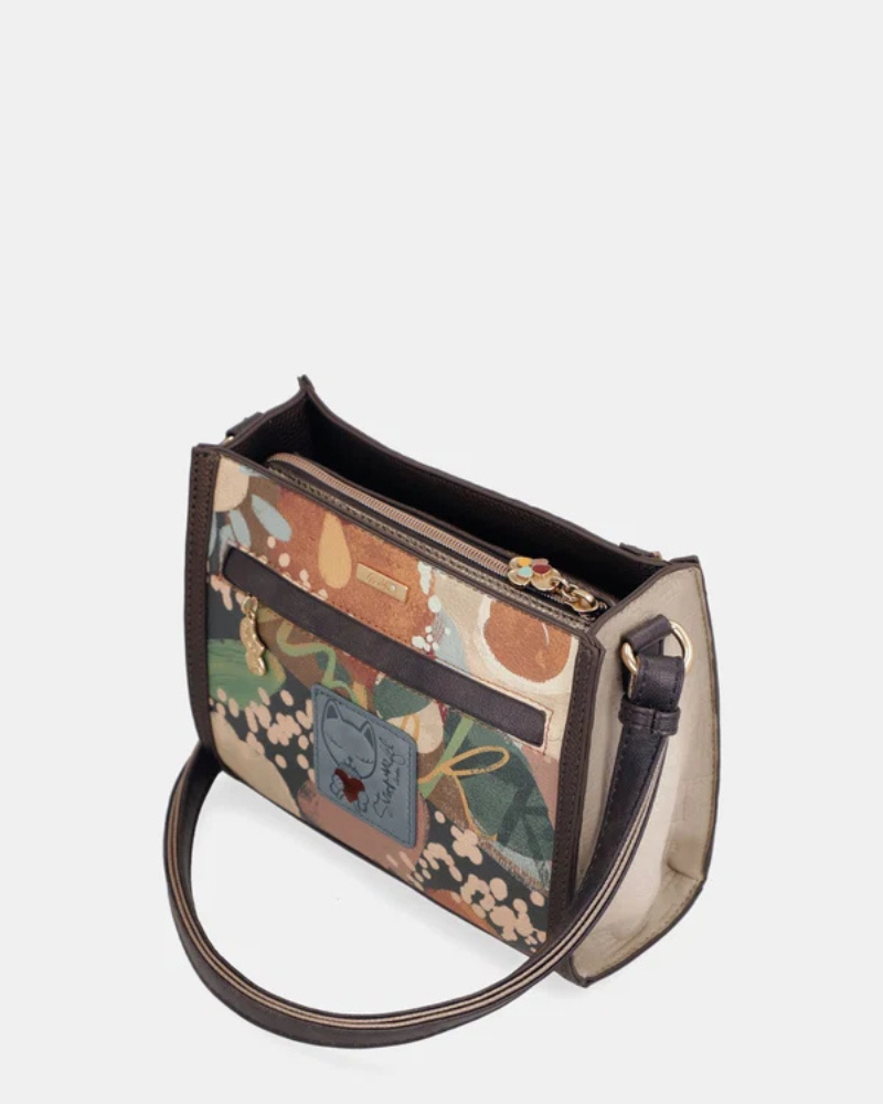 Esta carteira é a escolha perfeita para quem quer aliar estilo e funcionalidade no dia a dia.

Com um design compacto e estruturado, esta carteira de ombro apresenta um acabamento em tons bege e castanho, com detalhes em pele sintética que lhe conferem um toque sofisticado. A parte frontal destaca-se pela ilustração exclusiva da personagem Anekke, numa composição com elementos narrativos que tornam cada peça verdadeiramente única.