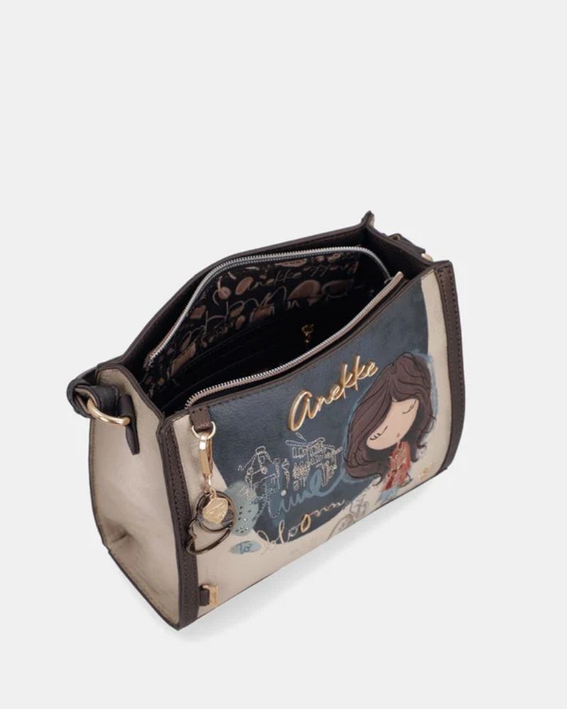 Esta carteira é a escolha perfeita para quem quer aliar estilo e funcionalidade no dia a dia.

Com um design compacto e estruturado, esta carteira de ombro apresenta um acabamento em tons bege e castanho, com detalhes em pele sintética que lhe conferem um toque sofisticado. A parte frontal destaca-se pela ilustração exclusiva da personagem Anekke, numa composição com elementos narrativos que tornam cada peça verdadeiramente única.