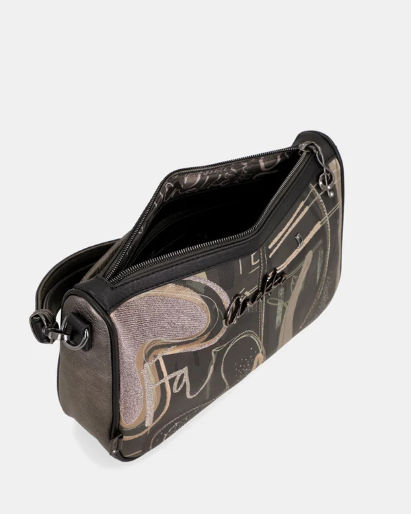 Uma peça que equilibra arte e funcionalidade.

Com um design gráfico exclusivo em tons de preto, bege e dourado envelhecido, esta carteira a tiracolo destaca-se pelo painel frontal com motivos caligráficos e detalhes em strass que captam a luz com subtileza.