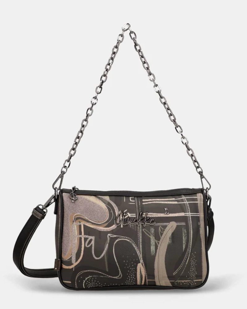 Uma peça que equilibra arte e funcionalidade.

Com um design gráfico exclusivo em tons de preto, bege e dourado envelhecido, esta carteira a tiracolo destaca-se pelo painel frontal com motivos caligráficos e detalhes em strass que captam a luz com subtileza.