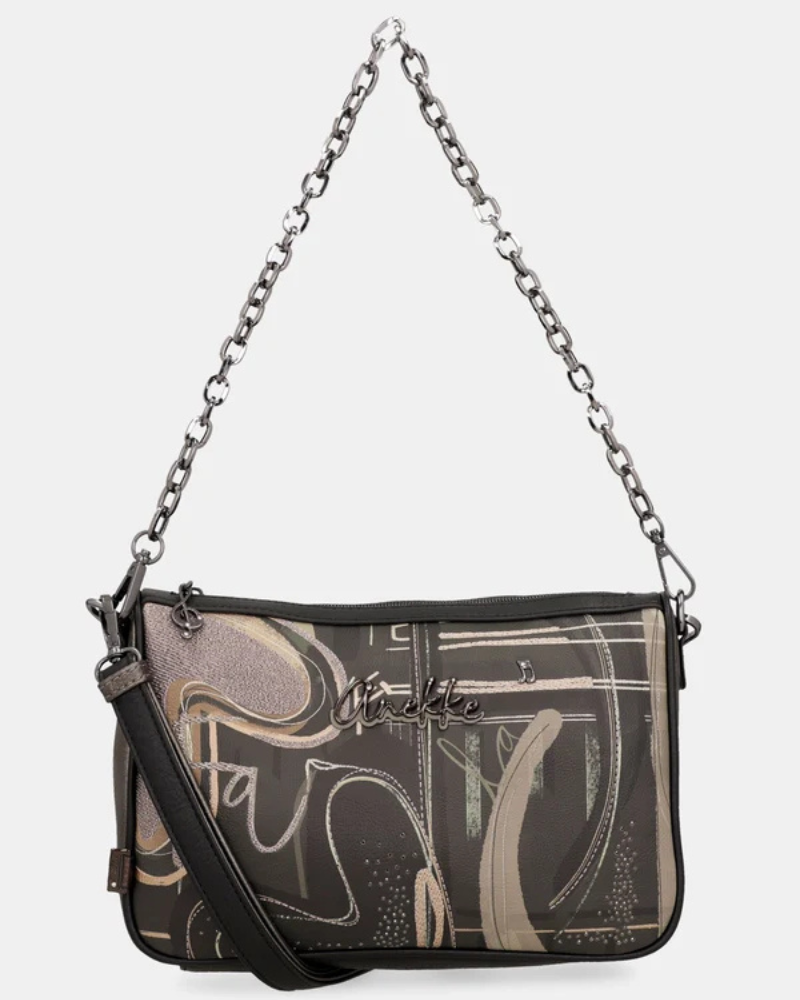 Uma peça que equilibra arte e funcionalidade.

Com um design gráfico exclusivo em tons de preto, bege e dourado envelhecido, esta carteira a tiracolo destaca-se pelo painel frontal com motivos caligráficos e detalhes em strass que captam a luz com subtileza.