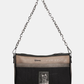 Uma peça que equilibra arte e funcionalidade.

Com um design gráfico exclusivo em tons de preto, bege e dourado envelhecido, esta carteira a tiracolo destaca-se pelo painel frontal com motivos caligráficos e detalhes em strass que captam a luz com subtileza.