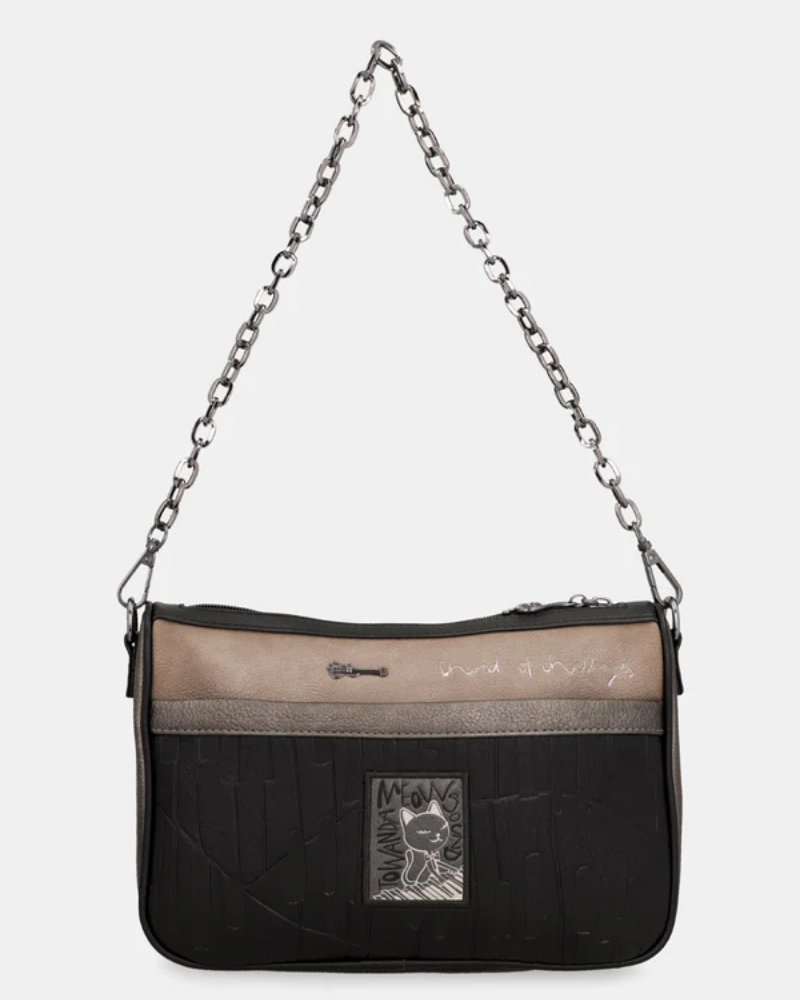Uma peça que equilibra arte e funcionalidade.

Com um design gráfico exclusivo em tons de preto, bege e dourado envelhecido, esta carteira a tiracolo destaca-se pelo painel frontal com motivos caligráficos e detalhes em strass que captam a luz com subtileza.