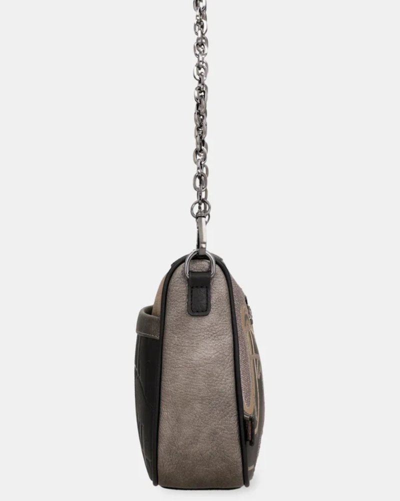 Uma peça que equilibra arte e funcionalidade.

Com um design gráfico exclusivo em tons de preto, bege e dourado envelhecido, esta carteira a tiracolo destaca-se pelo painel frontal com motivos caligráficos e detalhes em strass que captam a luz com subtileza.