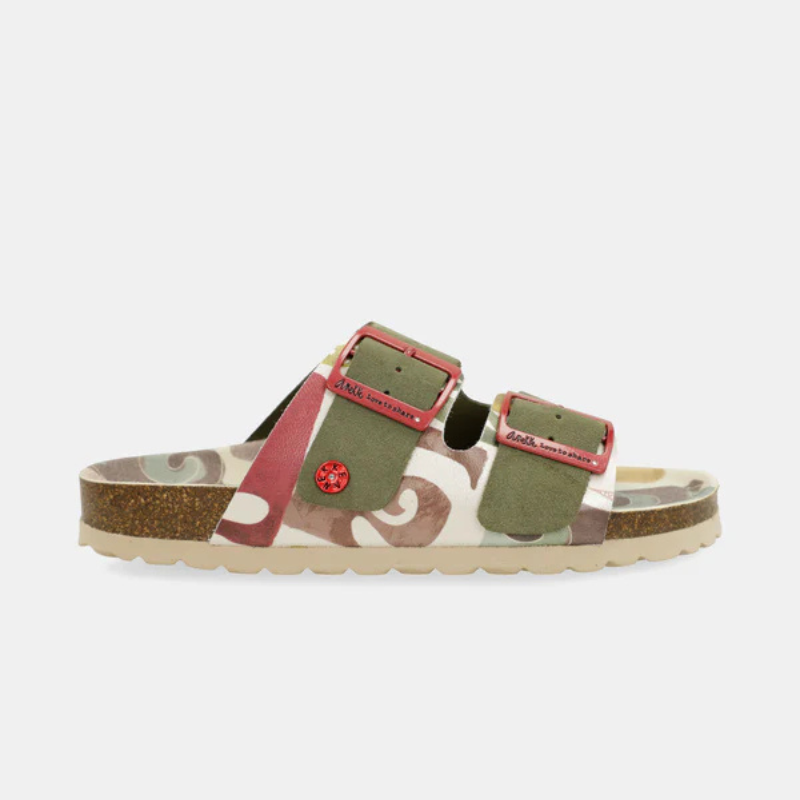 Um chinelo que faz a diferença.

As tiras em nobuck verde-caqui com fivelas metálicas em vermelho-rosado criam um contraste ousado e cheio de personalidade, enquanto a palmilha com padrão camuflado em tons de verde-oliva, bege, castanho e rosa empoeirado transforma cada passo numa declaração de estilo.