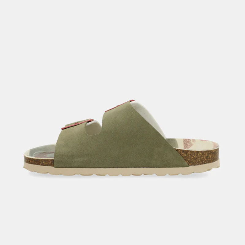 Um chinelo que faz a diferença.

As tiras em nobuck verde-caqui com fivelas metálicas em vermelho-rosado criam um contraste ousado e cheio de personalidade, enquanto a palmilha com padrão camuflado em tons de verde-oliva, bege, castanho e rosa empoeirado transforma cada passo numa declaração de estilo.