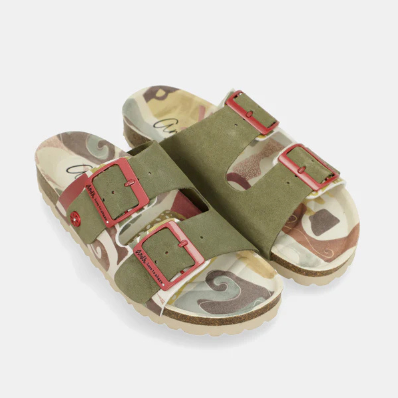 Um chinelo que faz a diferença.

As tiras em nobuck verde-caqui com fivelas metálicas em vermelho-rosado criam um contraste ousado e cheio de personalidade, enquanto a palmilha com padrão camuflado em tons de verde-oliva, bege, castanho e rosa empoeirado transforma cada passo numa declaração de estilo.