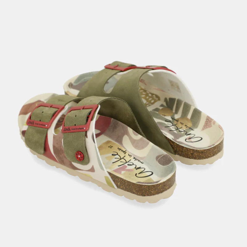 Um chinelo que faz a diferença.

As tiras em nobuck verde-caqui com fivelas metálicas em vermelho-rosado criam um contraste ousado e cheio de personalidade, enquanto a palmilha com padrão camuflado em tons de verde-oliva, bege, castanho e rosa empoeirado transforma cada passo numa declaração de estilo.