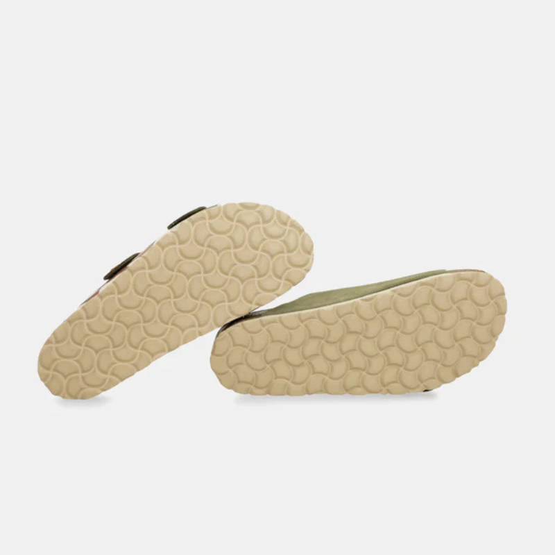 Um chinelo que faz a diferença.

As tiras em nobuck verde-caqui com fivelas metálicas em vermelho-rosado criam um contraste ousado e cheio de personalidade, enquanto a palmilha com padrão camuflado em tons de verde-oliva, bege, castanho e rosa empoeirado transforma cada passo numa declaração de estilo.