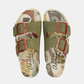 Um chinelo que faz a diferença.

As tiras em nobuck verde-caqui com fivelas metálicas em vermelho-rosado criam um contraste ousado e cheio de personalidade, enquanto a palmilha com padrão camuflado em tons de verde-oliva, bege, castanho e rosa empoeirado transforma cada passo numa declaração de estilo.